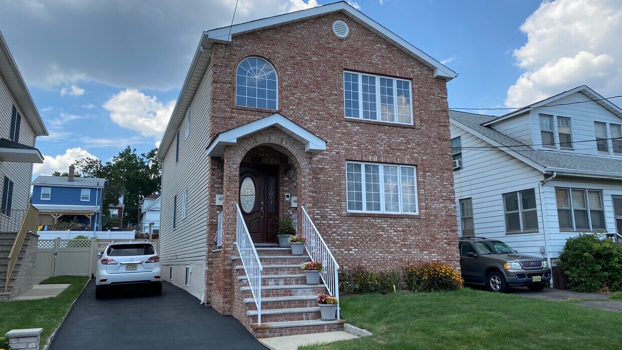 37 Rutherford Pl, North Arlington, NJ 07031 Room for Rent in North