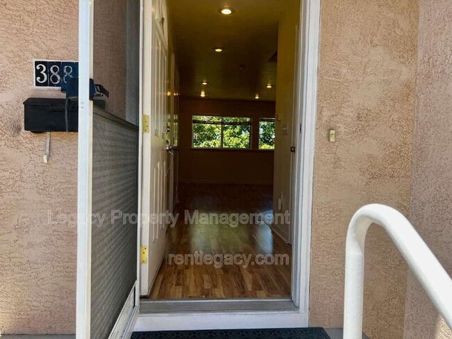 Building Photo - 3884 Bayview Cir