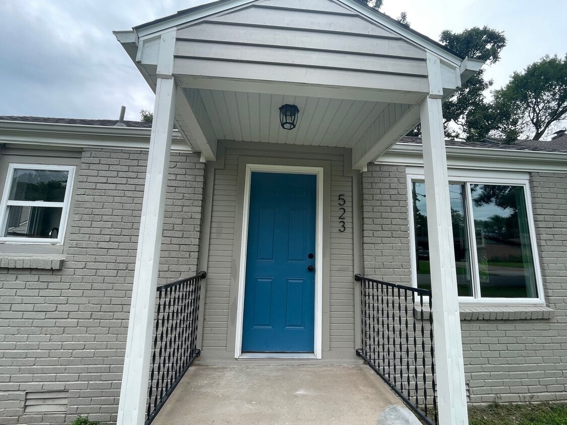 Primary Photo - 2 bed 1 bath home within walking distance ...