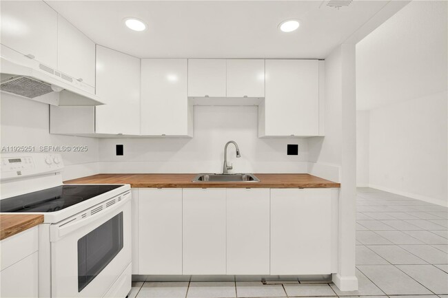 Building Photo - 3620 SW 114th Ave