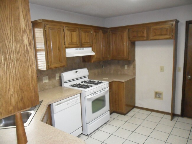 Building Photo - Great Family Home, Great Neighborhood