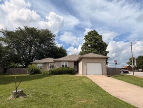 Building Photo - 3107 N Kentwood Ave