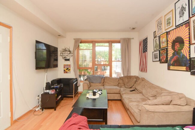 Foto del edificio - 1351 N Wolcott Ave