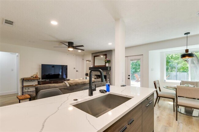 Foto del edificio - 7407 Whispering Winds Dr