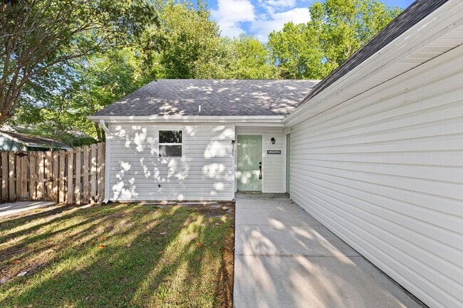 Building Photo - 3 Bedroom Home in Wilmington with a fenced yard and garage!
