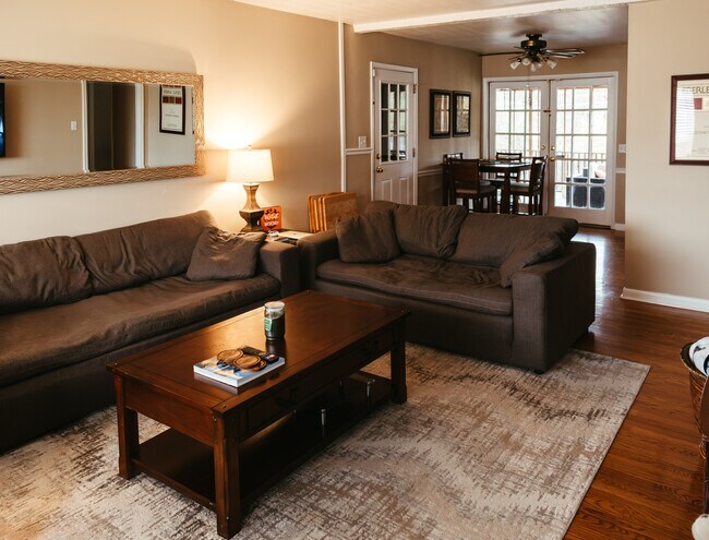 Foto del edificio - 417 Forest Glen Dr
