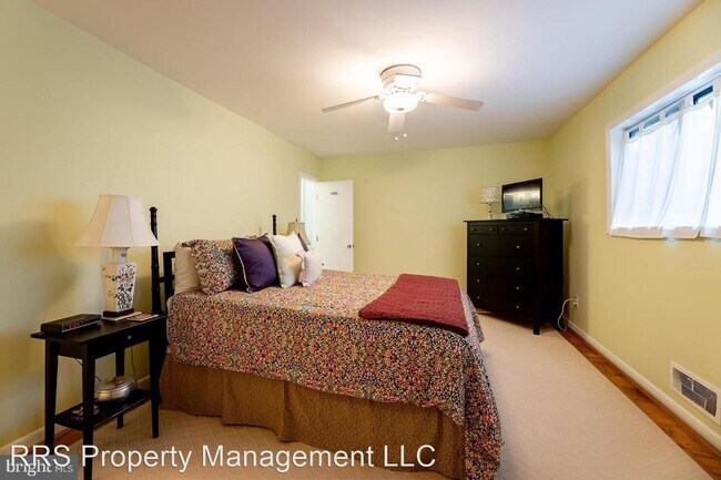 Foto del edificio - 2 br, 2 bath House - 10648 Montrose Ave  #202