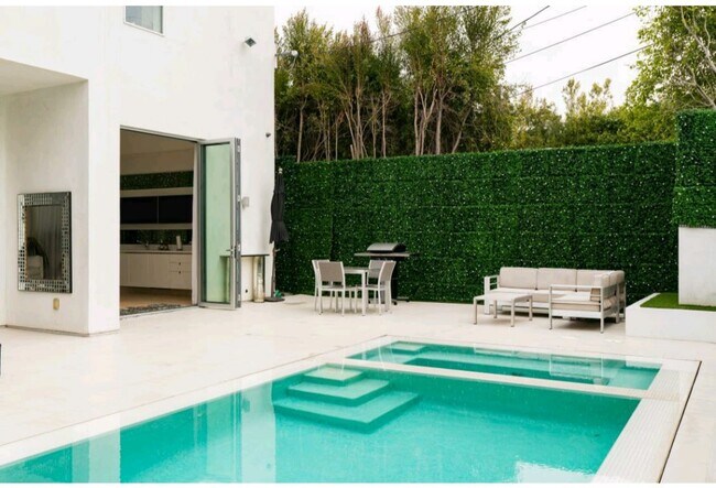 Foto del edificio - 6620 W 5th St