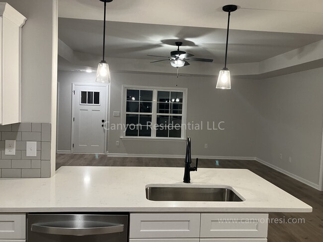 Building Photo - Beautiful, Spacious 4 BR 2 BA Home, Hurry ...