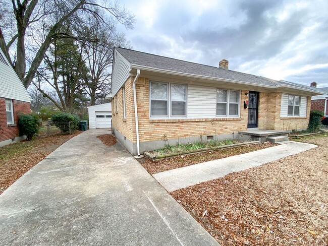 Building Photo - 3 bed 2 bath home recently renovated in Be...