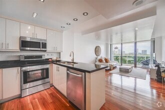 Building Photo - 3625 N Country Club Dr