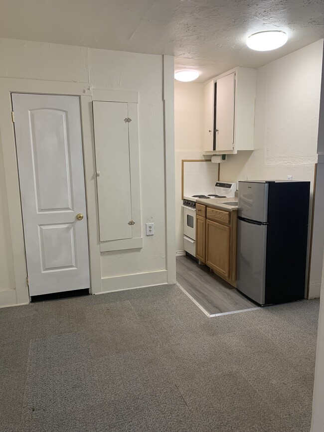 Building Photo - 211 H St