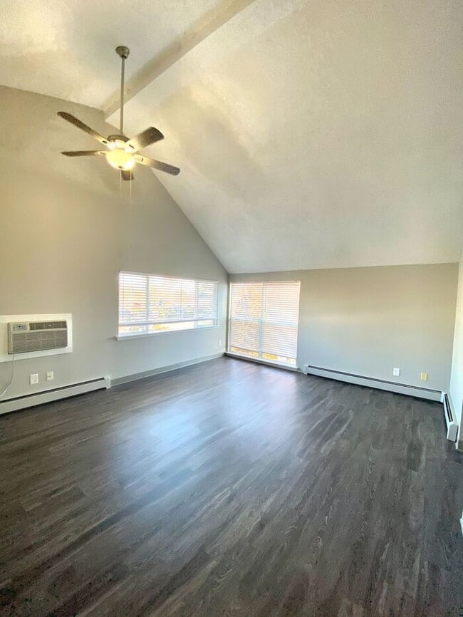 Building Photo - Recently Upgraded 2 Bedroom Apt Near Horse...