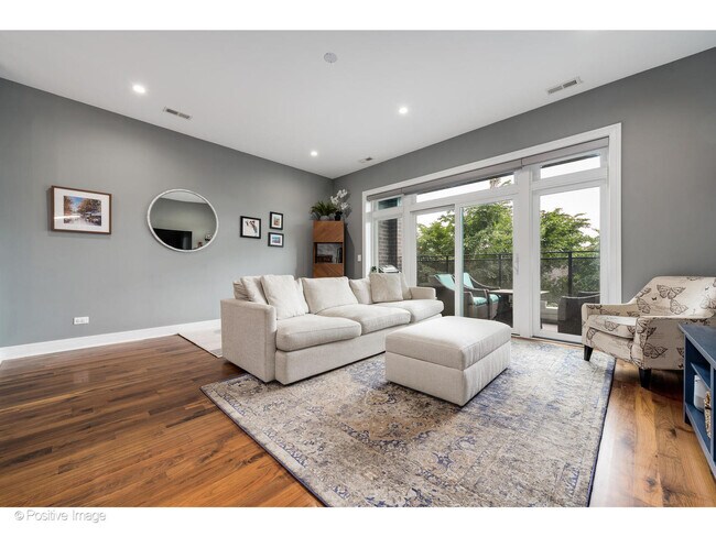 Foto del edificio - 2618 W Fullerton Ave