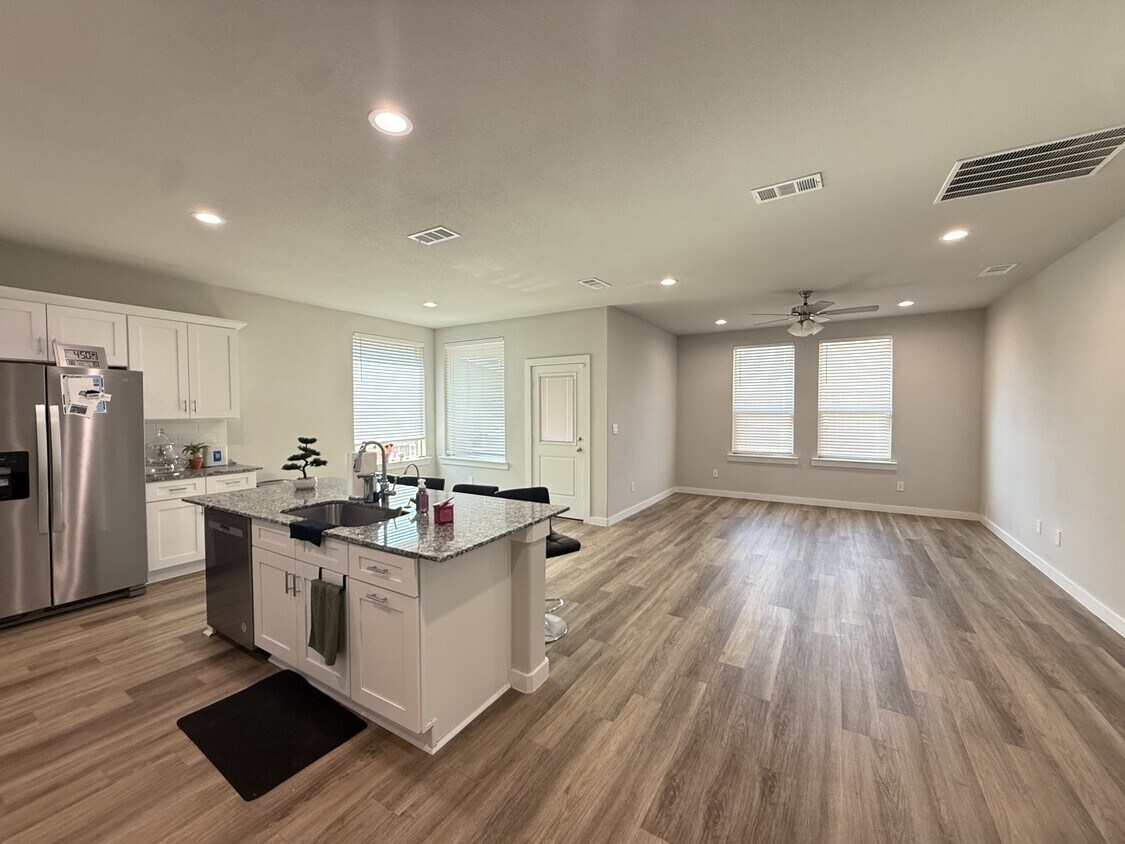 Foto del edificio - 2207 Matheson Dr