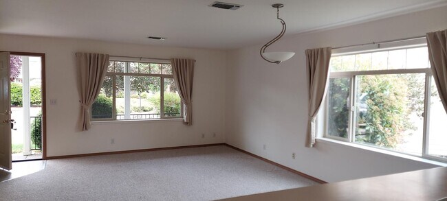 Foto del edificio - MOVE IN SPECIAL 1/2 OFF 1ST FULL MONTHS RENT- 3 bedroom, 2.5 bath Townhouse in Ashland!!