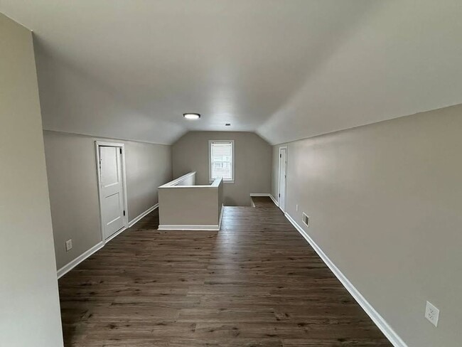 Building Photo - Spacious and Move in Ready