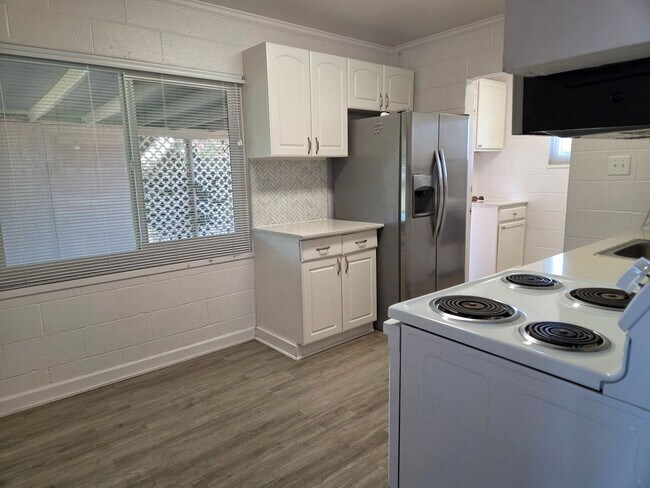 Building Photo - Large corner lot - Central Folsom 2 Bedroom, 1 Bath