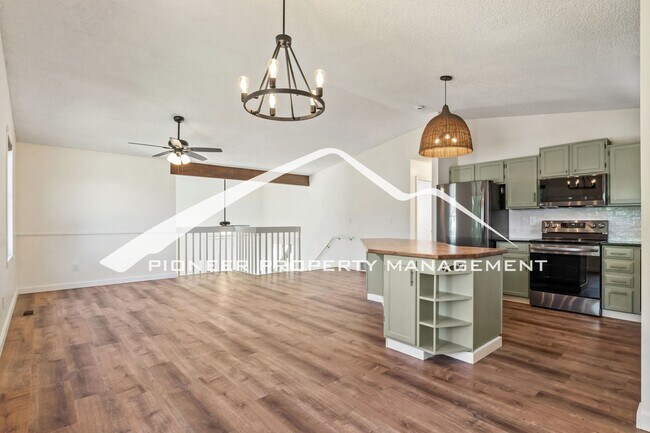 Foto del edificio - Updated 4 Bed, 2 Bath Home in Briargate with Mountain Views, fully fenced yard, 2 car garage and AC