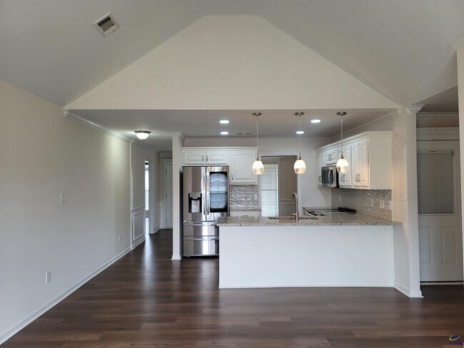 Building Photo - 215 Wembley Dr