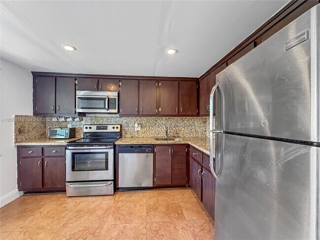 Foto del edificio - 21785 Cypress Dr