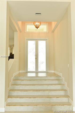 Building Photo - 525 Enclave Cir W