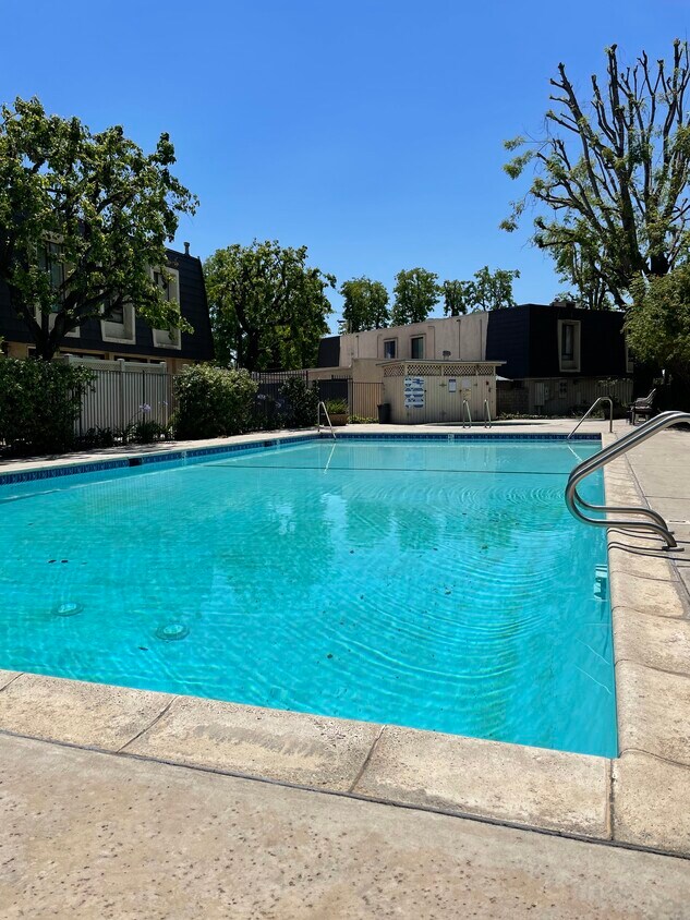 Foto principal - 15031 Chatsworth St
