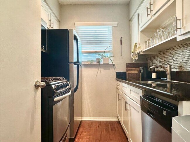 Foto del edificio - 2401 Manor Rd