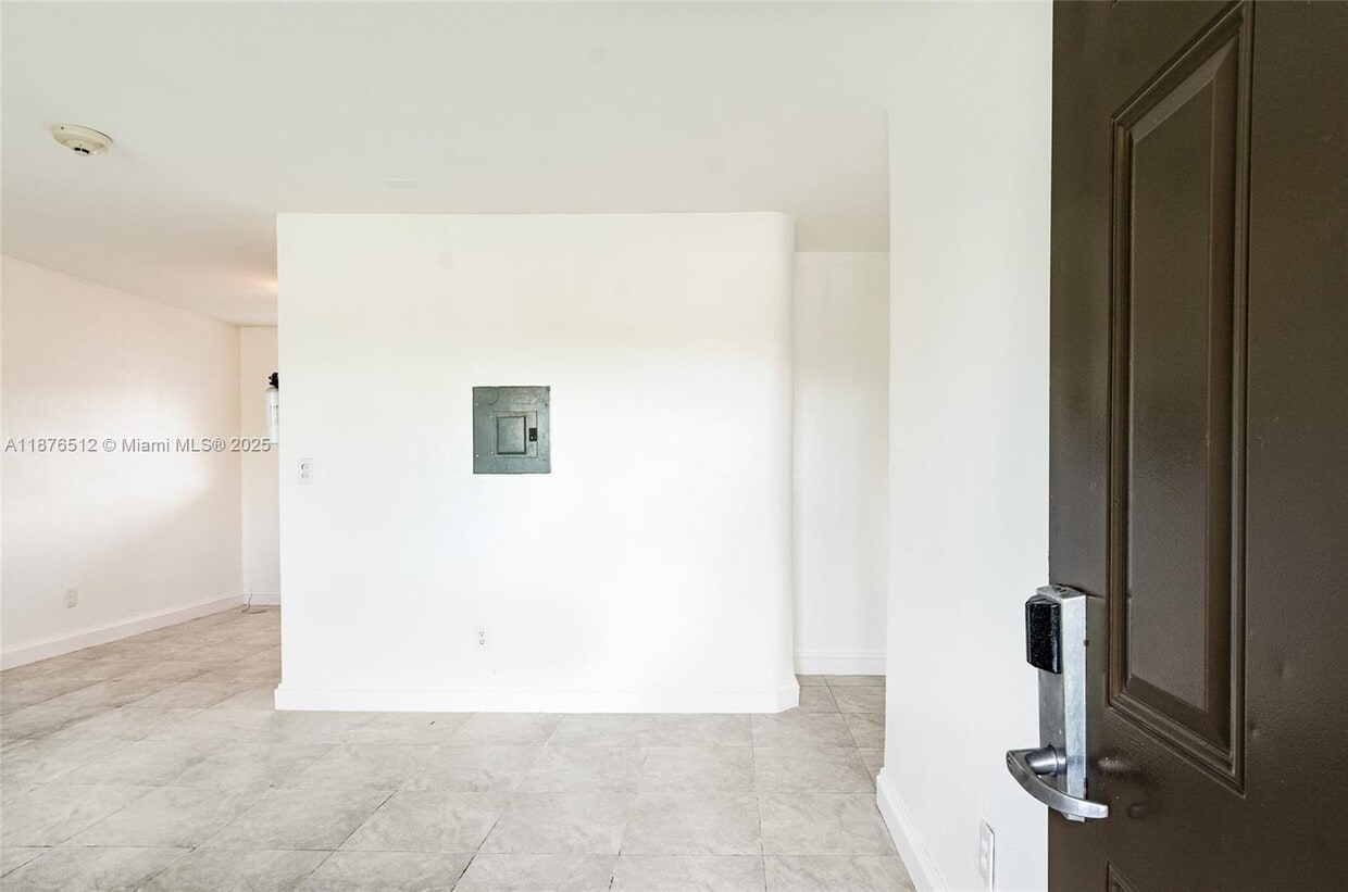 Foto del edificio - 1605 NE 126th St