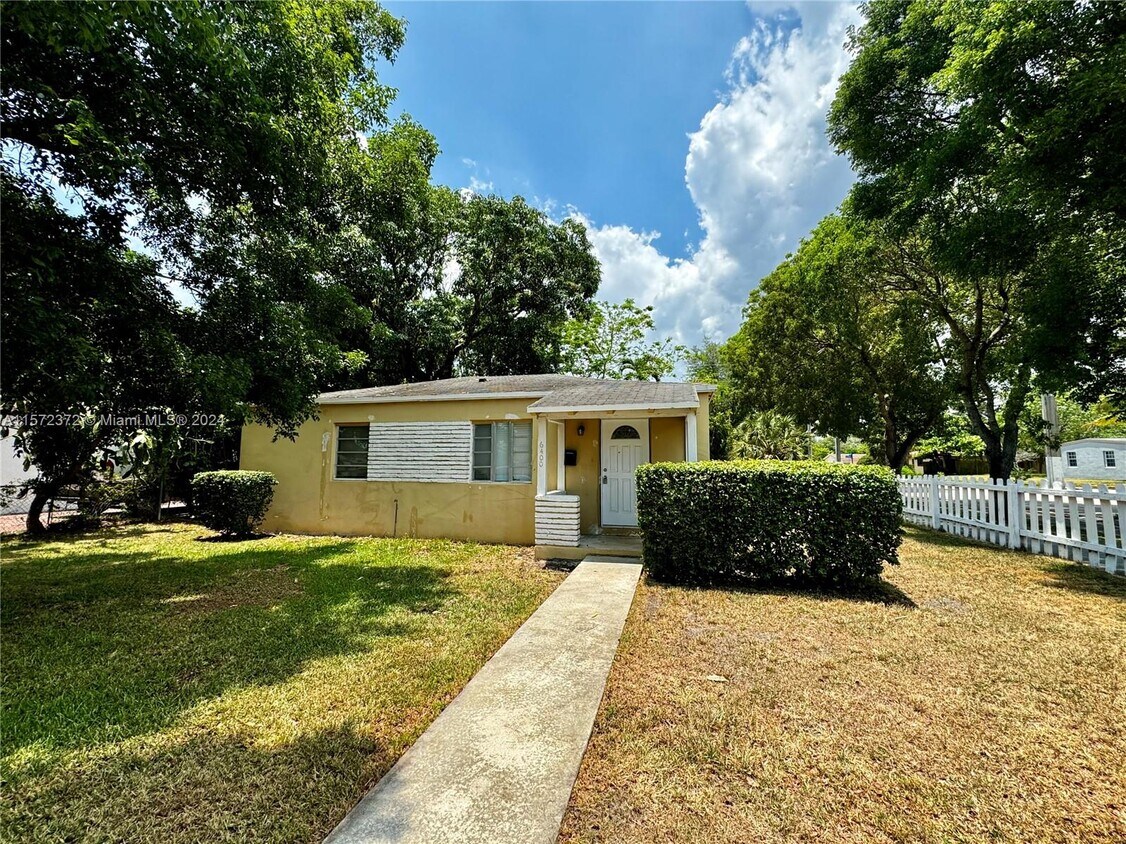 Foto principal - 6400 SW 58th Ave
