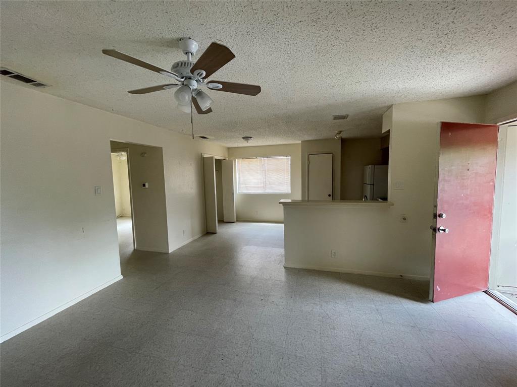 Building Photo - 9809 Roxanna Dr