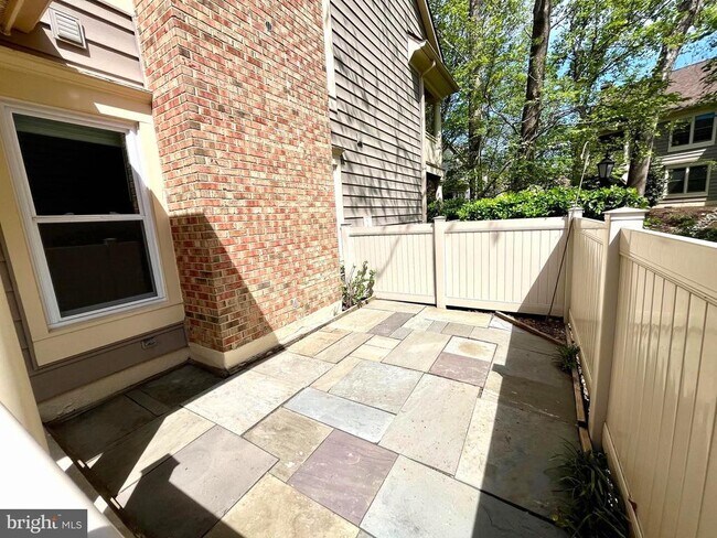 Foto del edificio - 5715 Balsam Grove Ct