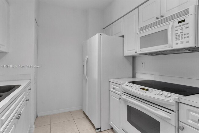 Building Photo - 6841 SW 44th St