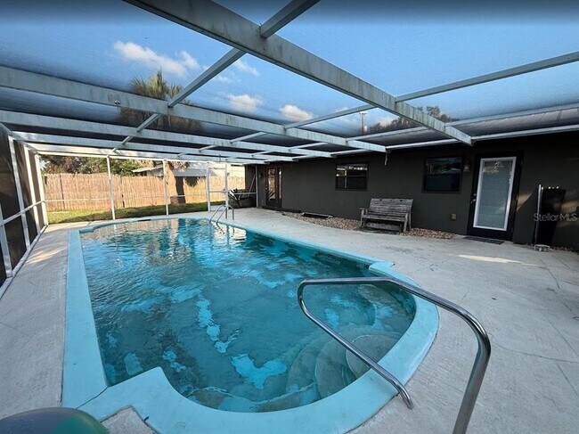 Foto del edificio - 4598 Brooksdale Dr