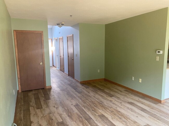 Building Photo - 2 Bed, 1.5 Bath Condo End Unit Available f...