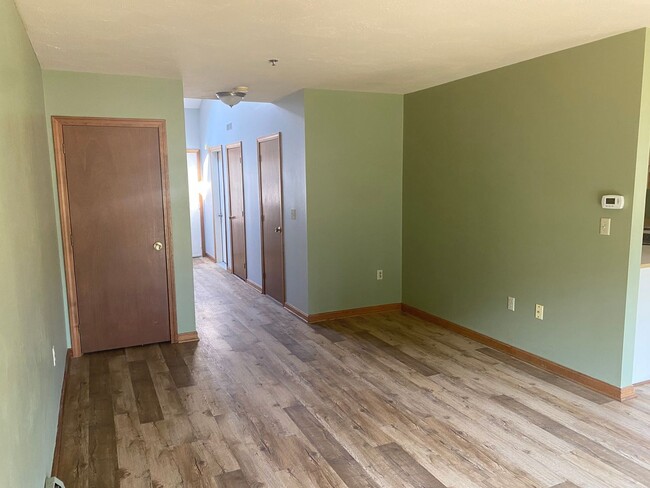 Building Photo - 2 Bed, 1.5 Bath End-Unit Condo in Dover – ...