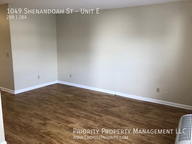 Building Photo - 2 Bedroom, 1.5 Bathroom Townhome, Harrison...