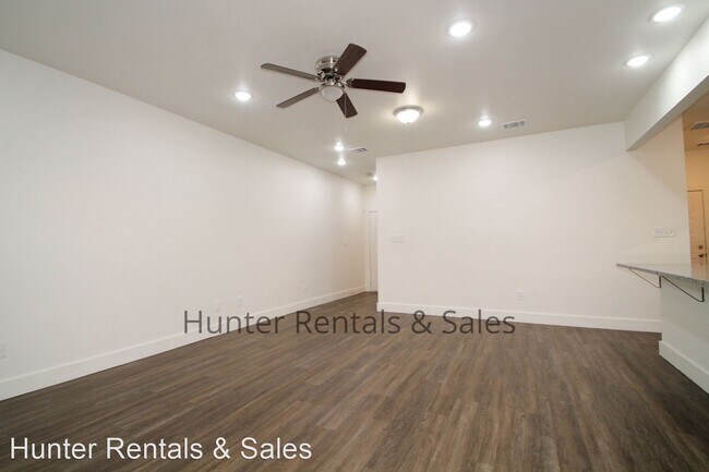 Building Photo - 3 br, 2.5 bath House - 1936 Royal Loop