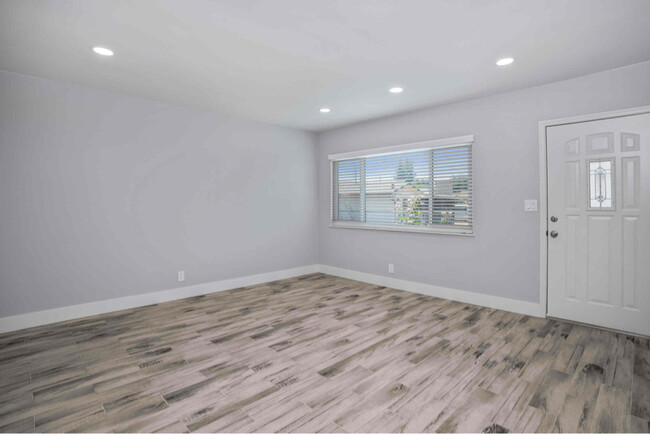 Foto del edificio - 3251 1/2 Stevens Ave