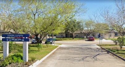 Building Photo - 402 Hinojosa Dr