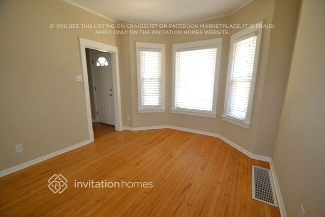 Building Photo - 4046 N McVicker Ave