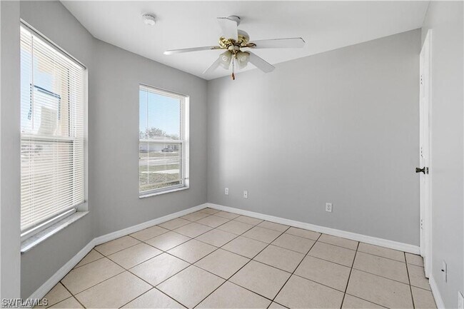 Foto del edificio - 1118 Diplomat Pkwy E