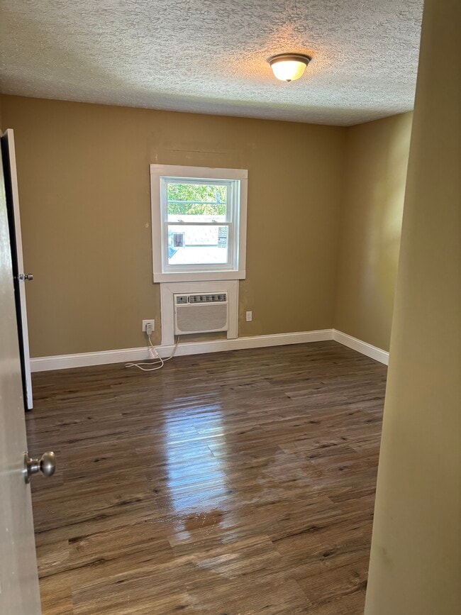 Building Photo - 204 N Warren St