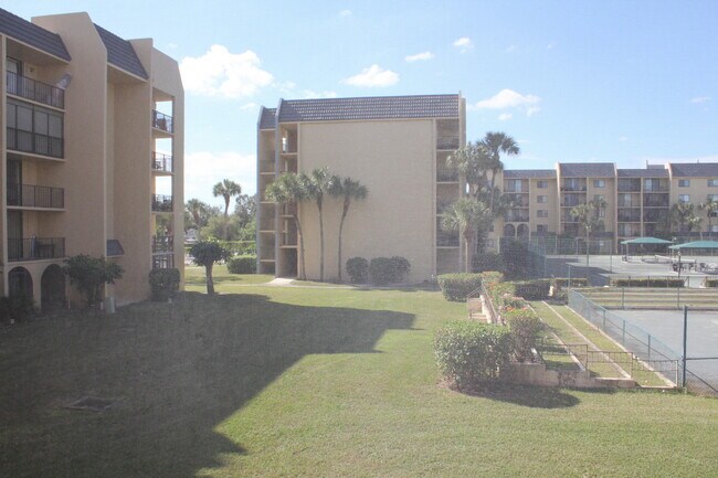 Building Photo - 2800 Tennis Club Dr