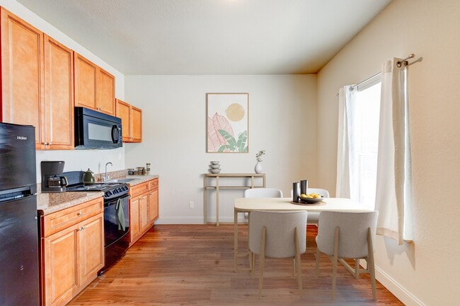 Building Photo - Cairo 815 E & 817 E