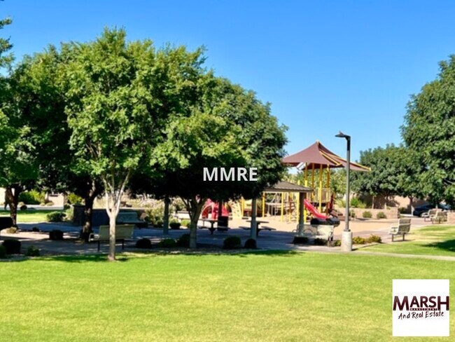 Foto del edificio - Beautiful 3 bedroom home plus den with pri...