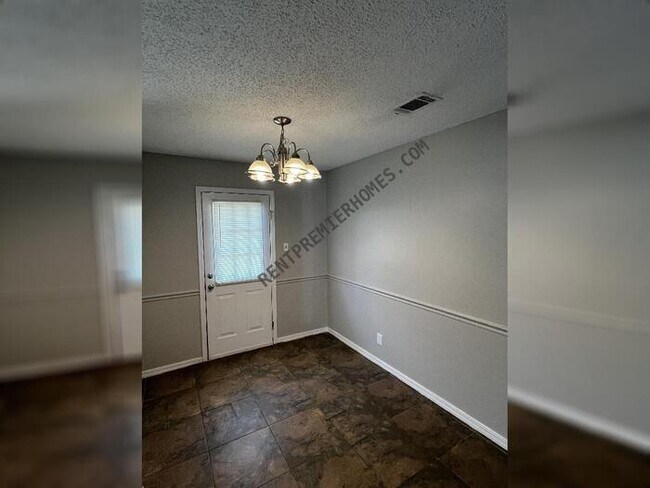 Foto del edificio - 5905 Green Valley Ave