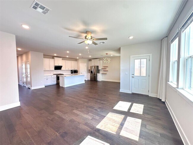 Building Photo - 15701 Ellinger Dr