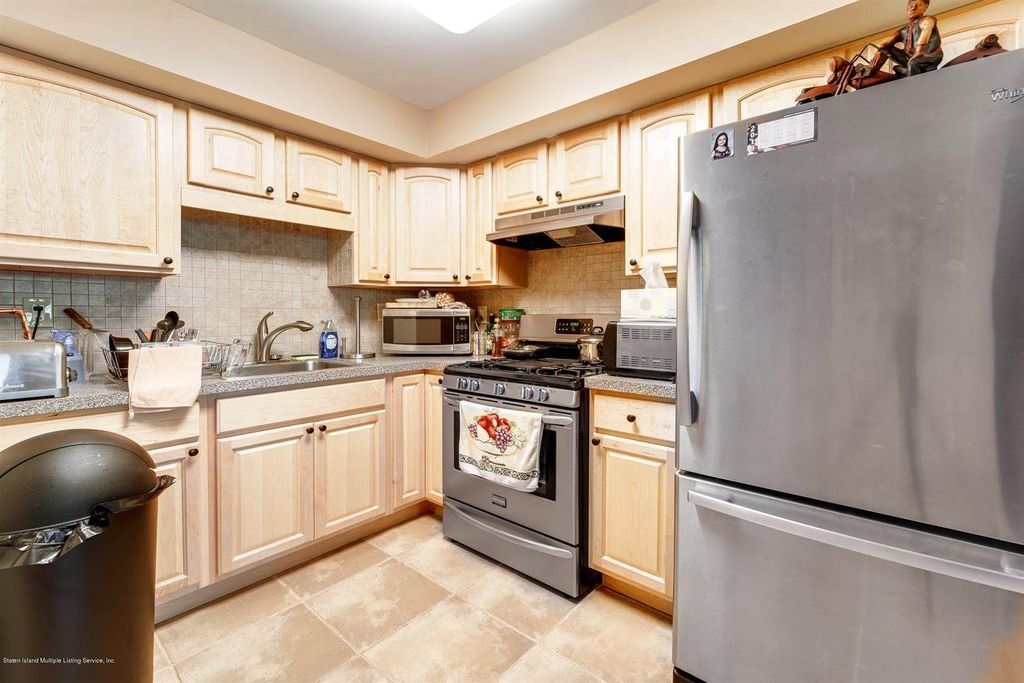 Kitchen - 182 Burke Ave