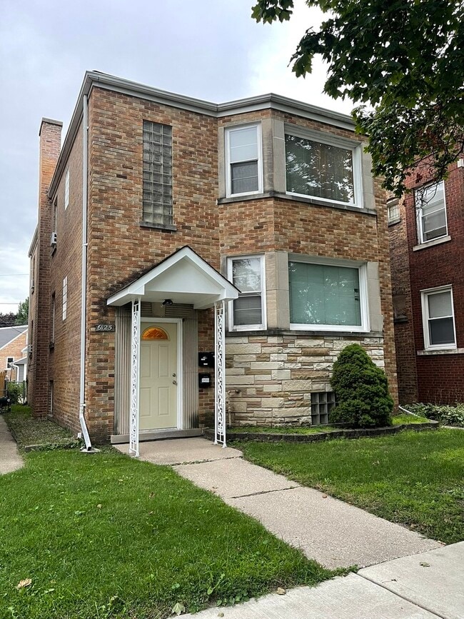 Building Photo - 6125 W Rosedale Ave